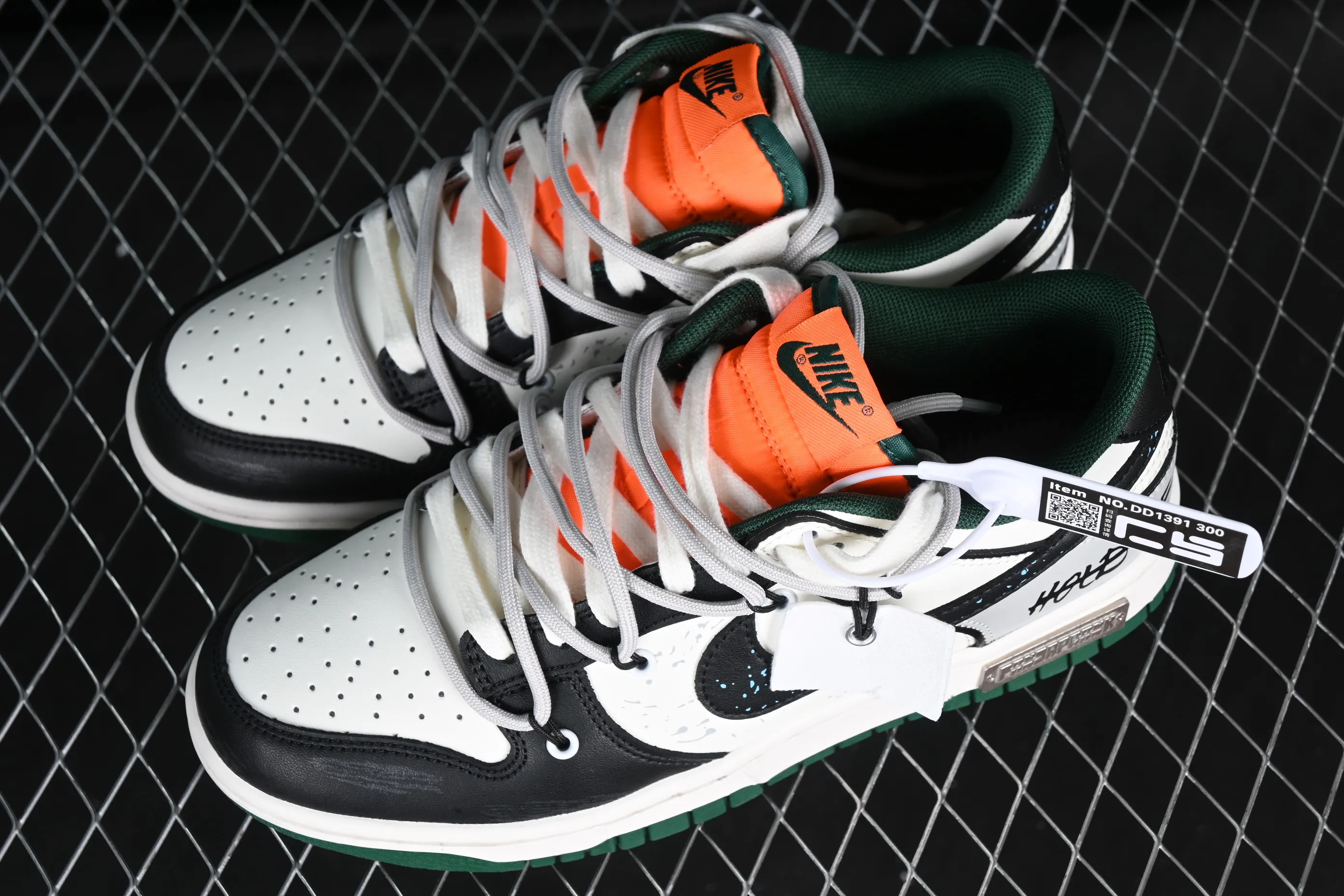 All Categories Nk SB Dunk Series Nk SB Dunk Low Low-top sneakers CS version Nk Dunk Low "Miami Hurricanes" Space Exploration Star Trek Customized version of deconstructed straps retro distressed low-top sneakers DD1391-300